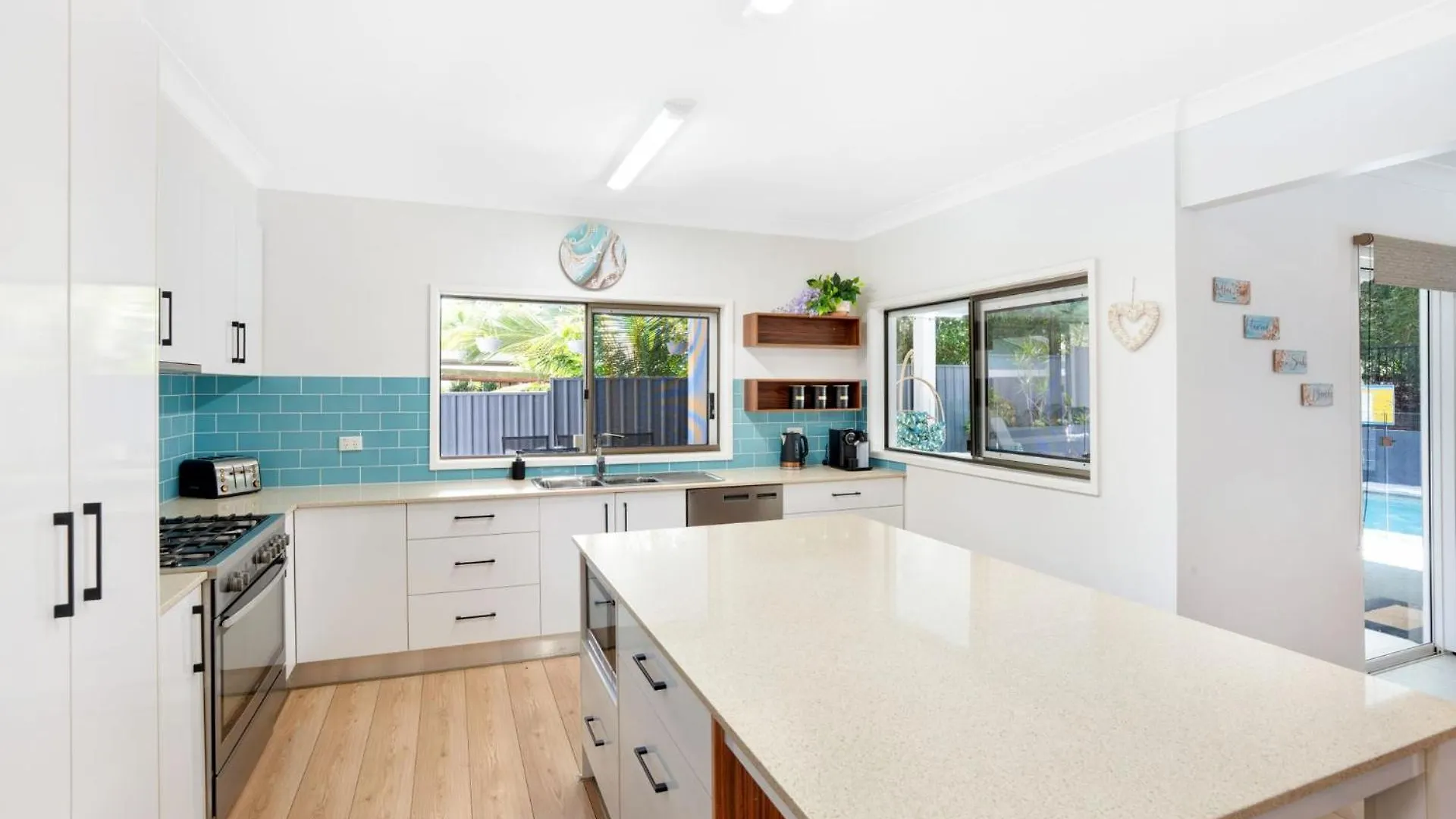 Seabreeze Escape - Rainbow Beach. Pool. Wifi. Aircon